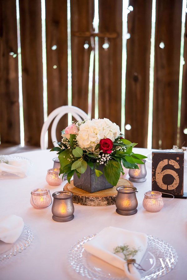 idee decor centre de table rustique, avec rondin en bois, pots en fleurs, minis bougeoirs patinés aux couleurs pastels
